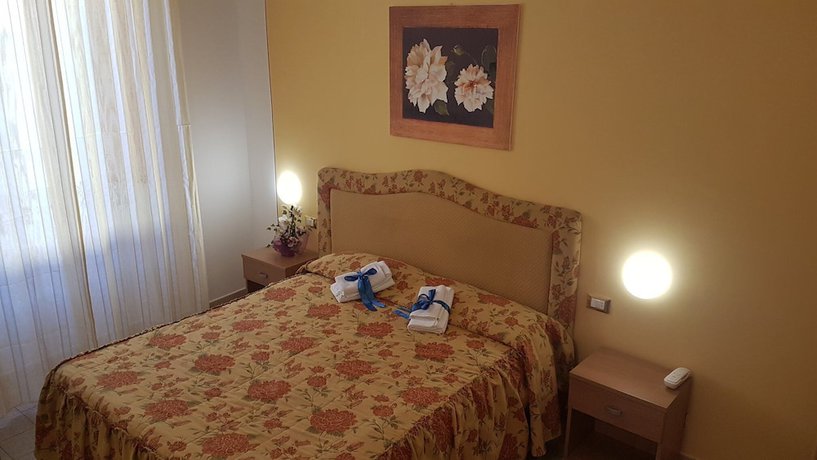 Imagen de la habitación del Hotel Ambrogini. Foto 18
