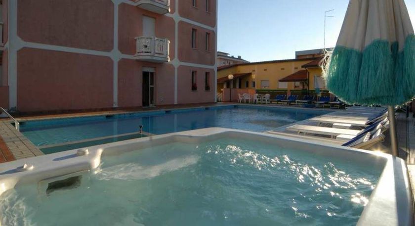 Imagen de la piscina del Hotel Amburgo. Foto 12