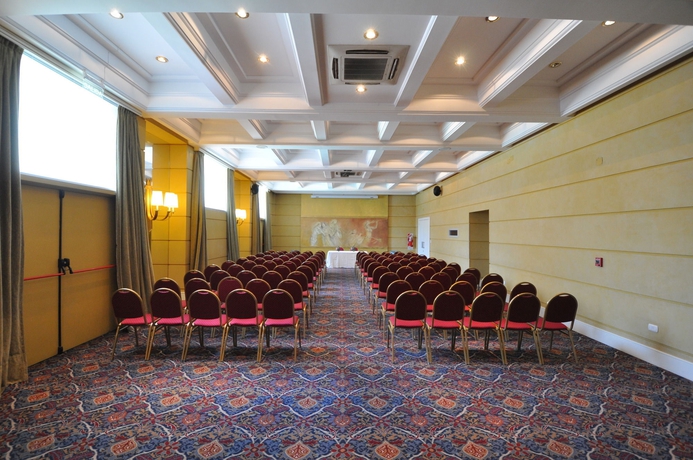 Imagen de los interiores del Hotel Am&eacute;rian Executive Mendoza. Foto 15