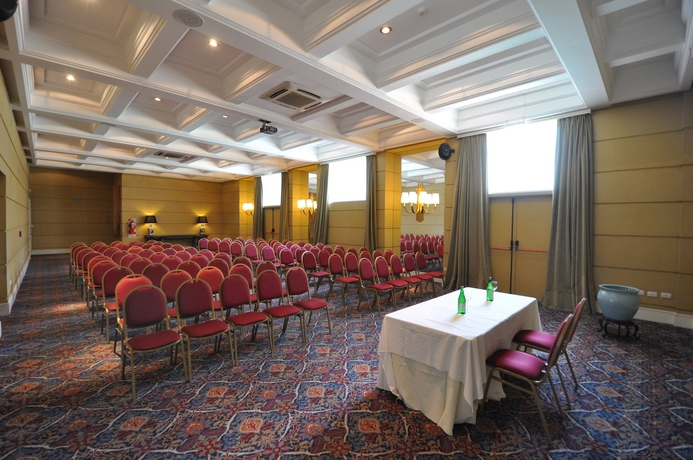 Imagen de los interiores del Hotel Am&eacute;rian Executive Mendoza. Foto 16