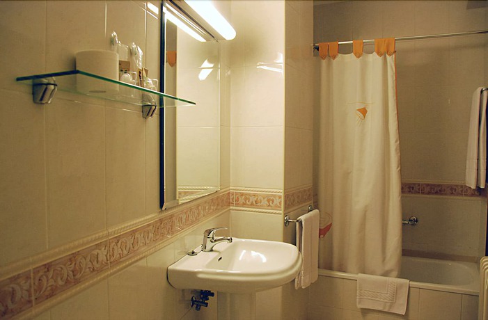 Imagen de la habitación del Hotel América, Ferrol. Foto 7