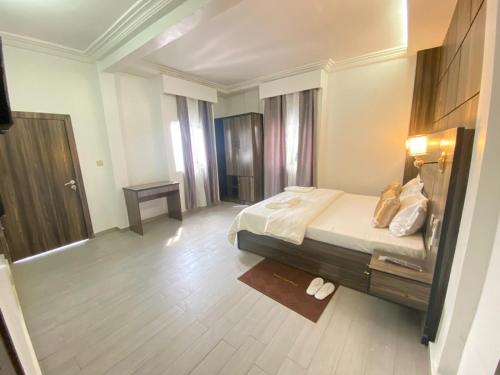 Imagen de la habitación del Hotel Amelia Aparthotel. Foto 18