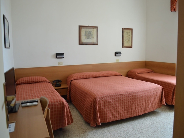 Imagen de la habitación del Hotel Amelia. Foto 3