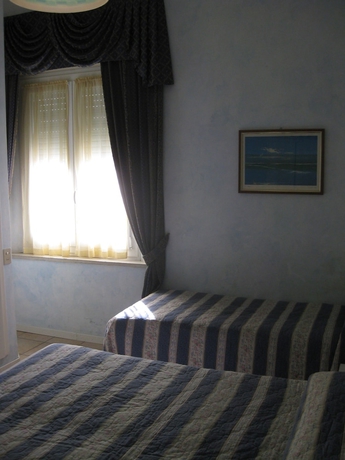 Imagen de la habitación del Hotel Amelia. Foto 5