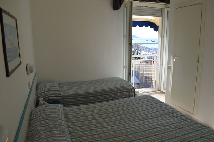 Imagen de la habitación del Hotel Amelia. Foto 7