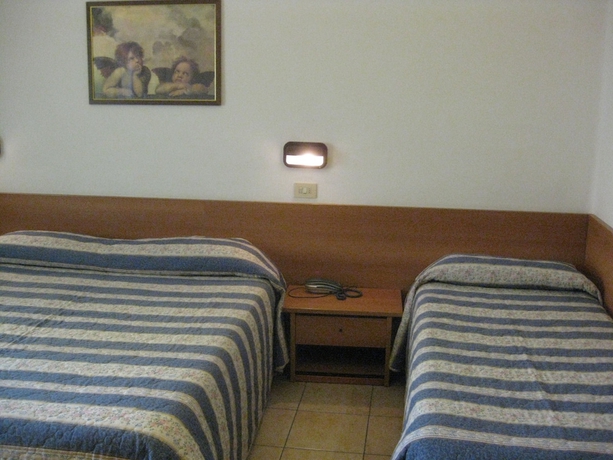 Imagen de la habitación del Hotel Amelia. Foto 8