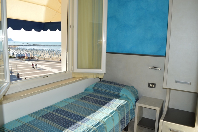 Imagen de la habitación del Hotel Amelia. Foto 9