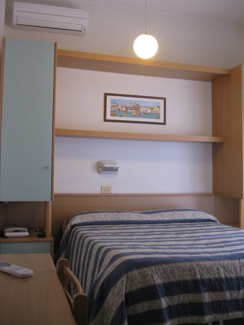 Imagen de la habitación del Hotel Amelia. Foto 10