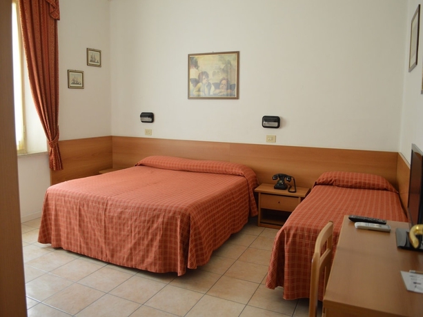 Imagen de la habitación del Hotel Amelia. Foto 13