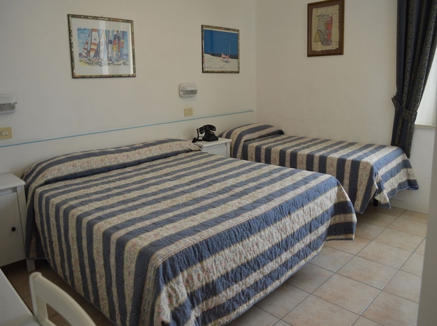 Imagen de la habitación del Hotel Amelia. Foto 14