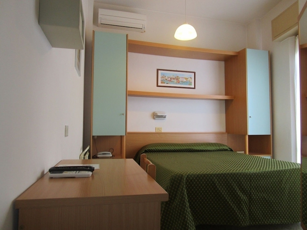 Imagen de la habitación del Hotel Amelia. Foto 15