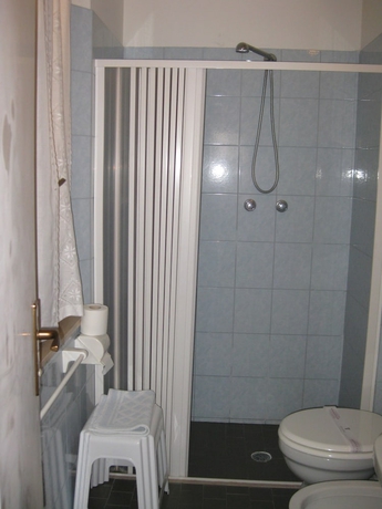 Imagen de la habitación del Hotel Amelia. Foto 16