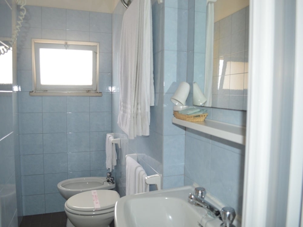 Imagen de la habitación del Hotel Amelia. Foto 17