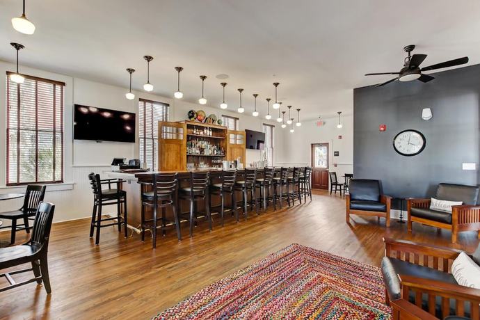 Imagen del bar/restaurante del Hotel Amelia Schoolhouse Inn. Foto 2