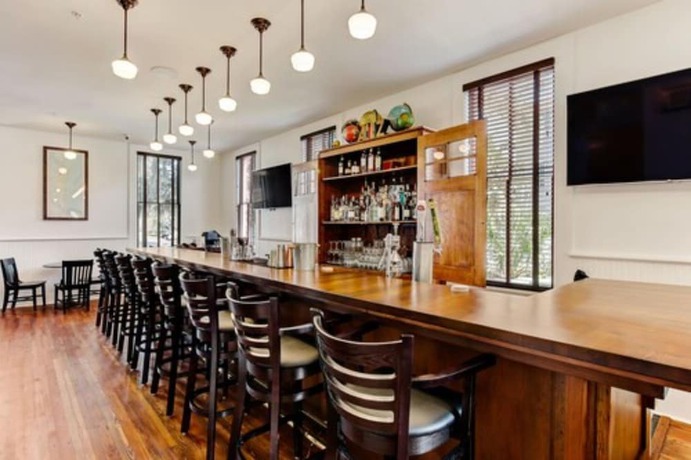 Imagen del bar/restaurante del Hotel Amelia Schoolhouse Inn. Foto 4