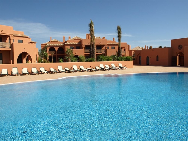 Imagen de la piscina del Hotel Amendoeira Golf Resort. Foto 16