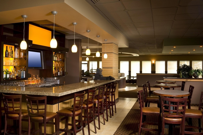 Imagen del bar/restaurante del Hotel Amenida Residences Calgary. Foto 2