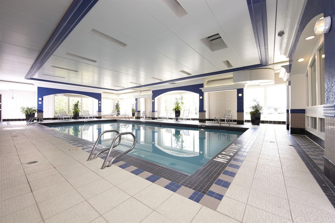 Imagen de la piscina del Hotel Amenida Residences Calgary. Foto 11
