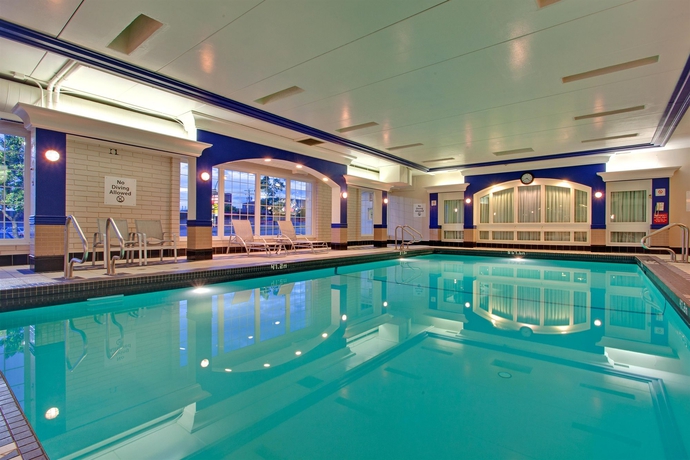 Imagen de la piscina del Hotel Amenida Residences Calgary. Foto 12