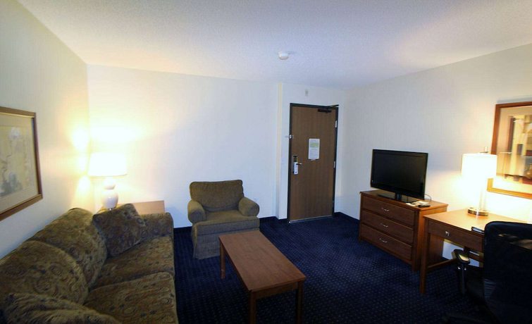 Imagen de la habitación del Hotel AmericInn by Wyndham Cedar Rapids Airport. Foto 12