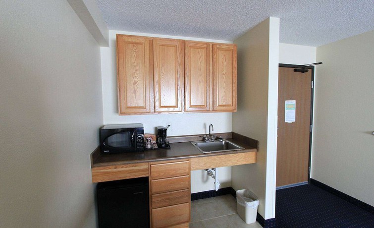Imagen de la habitación del Hotel AmericInn by Wyndham Cedar Rapids Airport. Foto 15