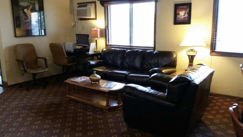 Imagen de los interiores del Hotel AmericInn by Wyndham Forest Lake. Foto 17