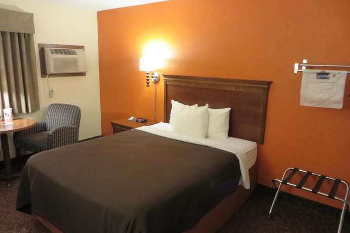 Imagen de la habitación del Hotel AmericInn by Wyndham Forest Lake. Foto 11