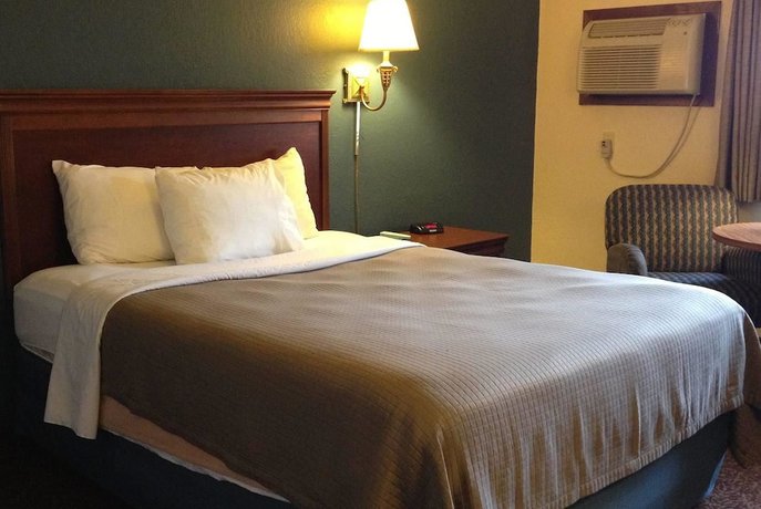 Imagen de la habitación del Hotel AmericInn by Wyndham Forest Lake. Foto 12