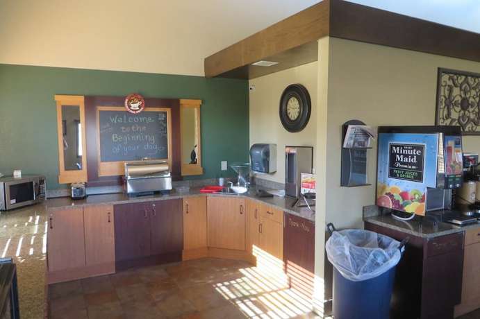 Imagen de los interiores del Hotel AmericInn by Wyndham Forest Lake. Foto 20