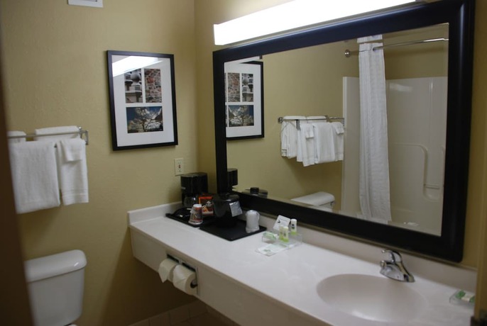 Imagen de la habitación del Hotel AmericInn by Wyndham Galesburg. Foto 13