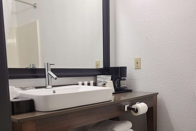 Imagen de la habitación del Hotel AmericInn by Wyndham Galesburg. Foto 14