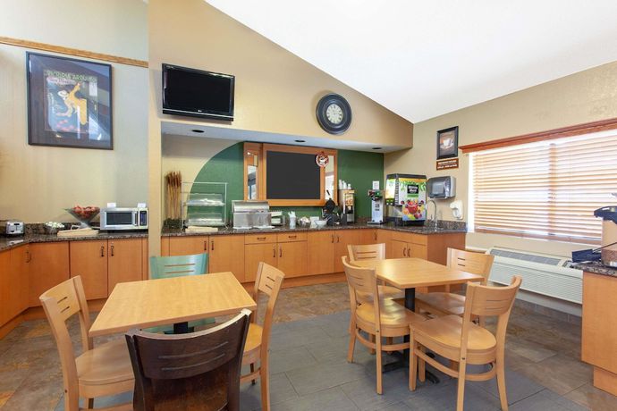 Imagen del bar/restaurante del Hotel AmericInn by Wyndham Ham Lake. Foto 6