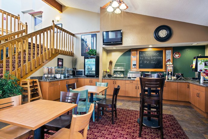 Imagen del bar/restaurante del Hotel AmericInn by Wyndham Ham Lake. Foto 7