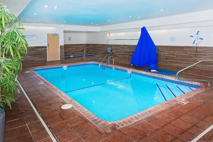 Imagen de la piscina del Hotel AmericInn by Wyndham Hays. Foto 18