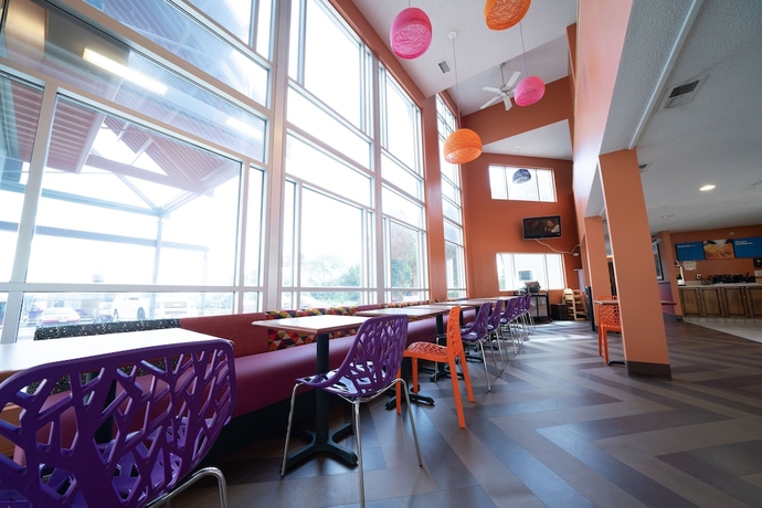 Imagen del bar/restaurante del Hotel AmericInn by Wyndham Omaha Near Zoo. Foto 2