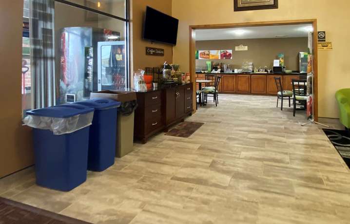 Imagen de los interiores del Hotel AmericInn by Wyndham Reedsburg. Foto 15