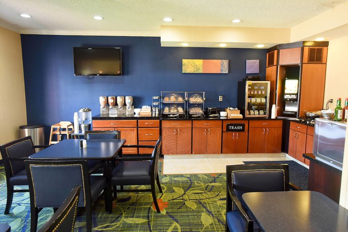 Imagen del bar/restaurante del Hotel AmericInn by Wyndham Topeka. Foto 2