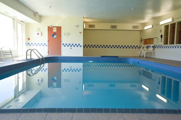 Imagen de la piscina del Hotel AmericInn by Wyndham Topeka. Foto 20