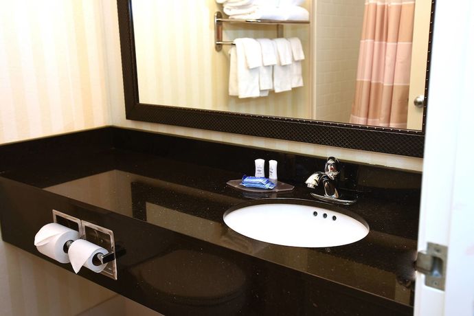 Imagen de la habitación del Hotel AmericInn by Wyndham Topeka. Foto 10