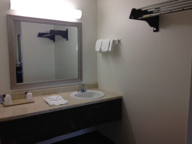 Imagen de la habitación del Hotel America Inn and Suites. Foto 16