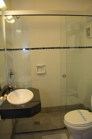 Imagen de la habitación del Hotel America, Montevideo. Foto 2