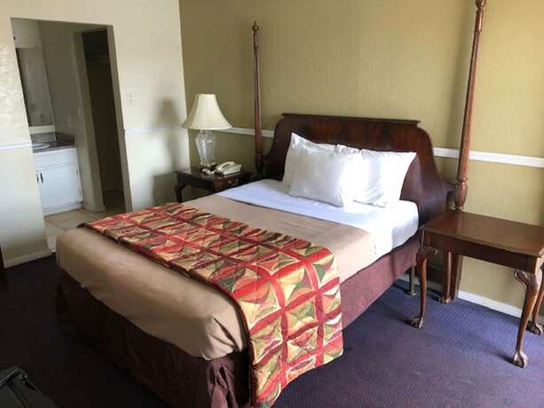 Imagen de la habitación del Hotel American Executive Inn. Foto 14