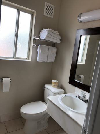Imagen de la habitación del Hotel American Inn Ontario. Foto 19