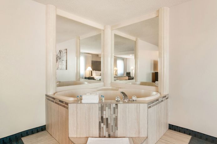 Imagen de la habitación del Hotel American Inn Suites Detroit Metro Airport. Foto 4