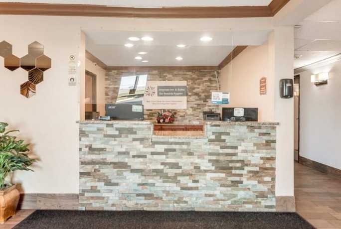 Imagen de los interiores del Hotel American Inn Suites Detroit Metro Airport. Foto 20