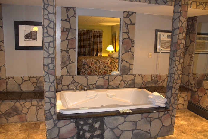 Imagen de la piscina del Hotel American Inn and Suites, Countryside. Foto 19