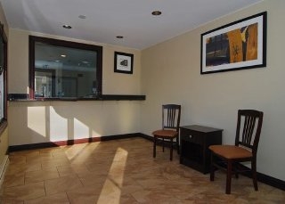 Imagen de los interiores del Hotel American Inn and Suites. Foto 3