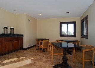 Imagen del bar/restaurante del Hotel American Inn and Suites. Foto 2