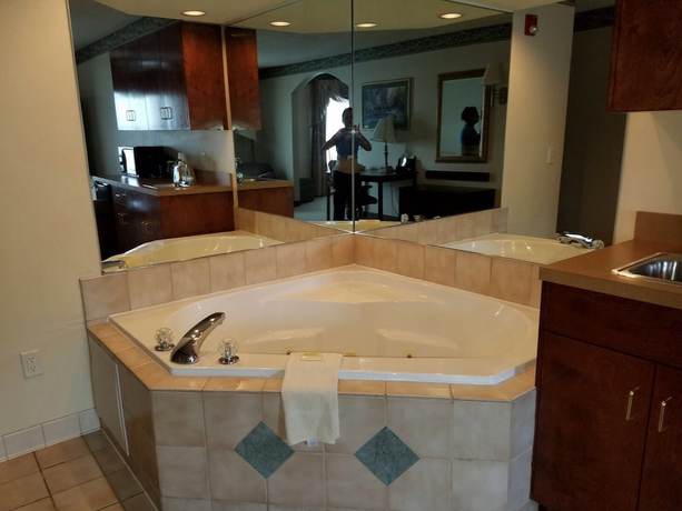 Imagen de la habitación del Hotel American Inn and Suites - High Point NC. Foto 2