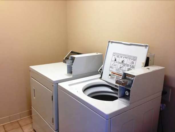 Imagen de los interiores del Hotel American Inn and Suites - High Point NC. Foto 12